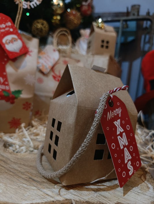 Casetta con vasetto a scelta ( da associare con vasetto di marmellata o crema )